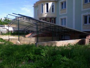 Прозлачная кровля навеса из поликарбоната