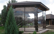 Рулонный мягкий ПВХ в остеклении садовой беседки